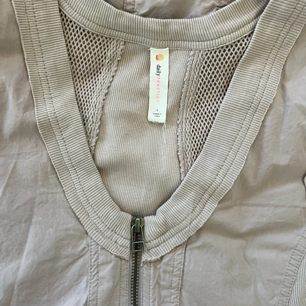 Anthropologie Daily Practice- Size L - Picture 5 of 5